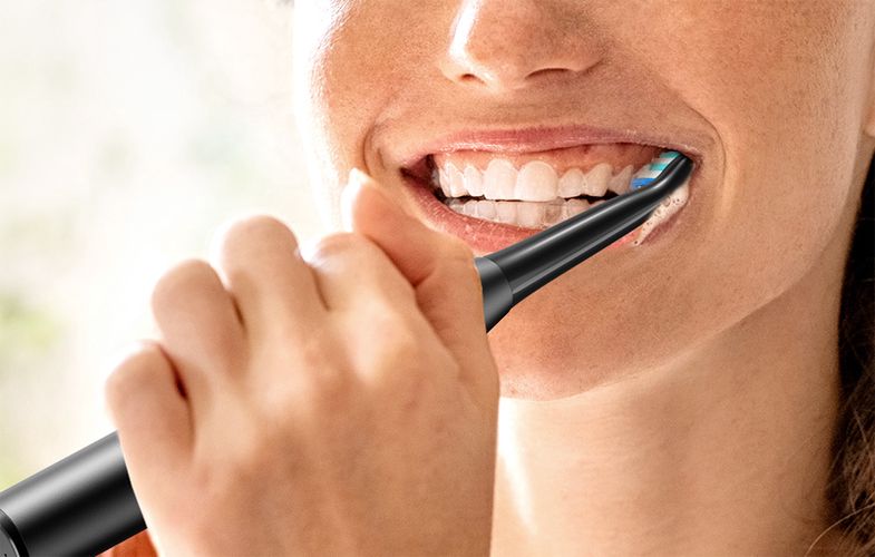 Sonic toothbrush with tips set and travel case D2 (black), Bitvae D2 Black