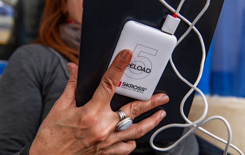 Ārējais akumulators LiPo (PowerBank) 2xUSB 5000mAh 12W balts ar microUSB kabelis SKROSS RELOAD5 7640166322092