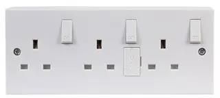 SWITCHED SOCKET 3 GANG - BACKBOX PELB1625