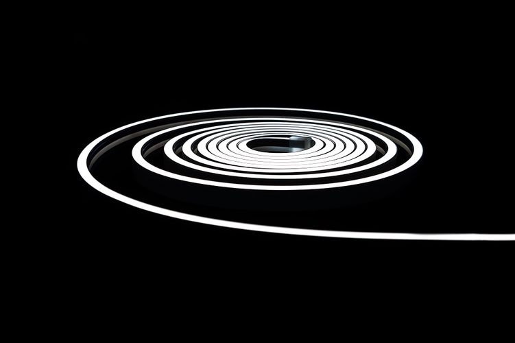 Neona LED lente NEON FLEX 24Vdc, 9.6W/m, 120LED/m, 6x12mm neitrāli balta,10m spole, IP67, AKTO AFN-U9624MH612S-NW