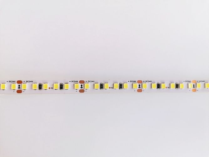 LED lente 24V 9.6W/m nehermētiska IP20 silti balta 3000K 168LED/m, SAMSUNG SMD, 120lm/W, PLUS AKTO HM-2835-168-96WWm24